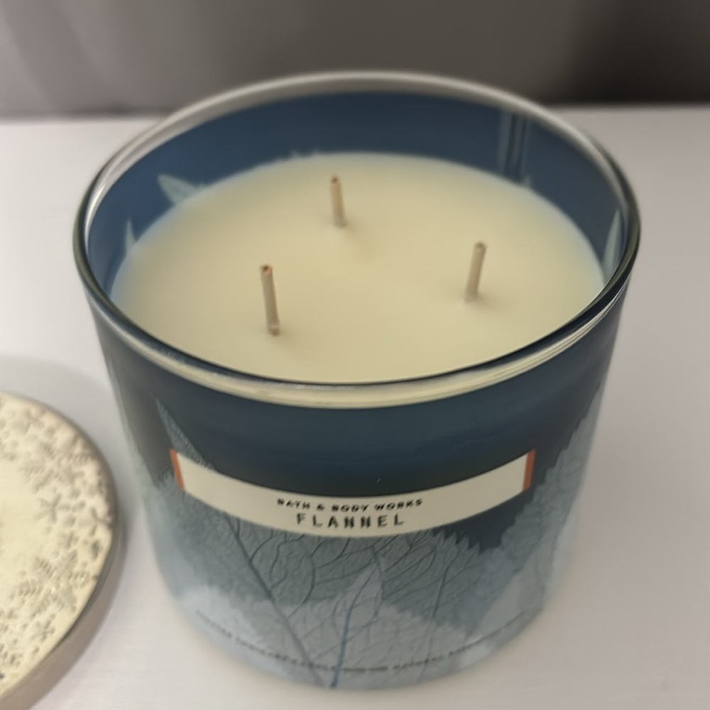 Bath & Body Works Flannel Candle - Blue and Silver - Picture 2 of 3